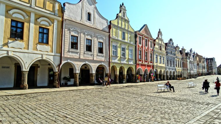 La place centrale de Telč avec ses maisons colorées à arcades