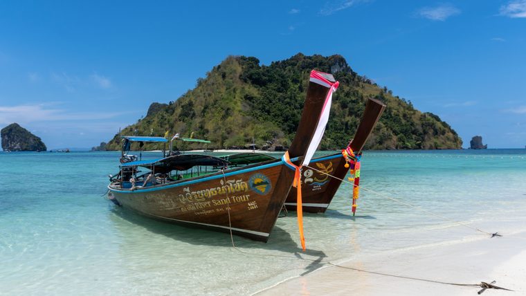 Bateaux longue queue traditionnels sur une plage de la mer d'Andaman