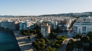 La Tour Blanche et la promenade maritime de Thessalonique au coucher du soleil