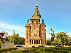 La cathédrale orthodoxe métropolitaine et la place de la Victoire à Timișoara