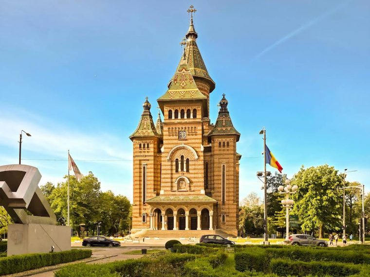 La cathédrale orthodoxe métropolitaine et la place de la Victoire à Timișoara