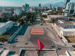 La place Skanderbeg au crépuscule avec la mosquée Et'hem Bey