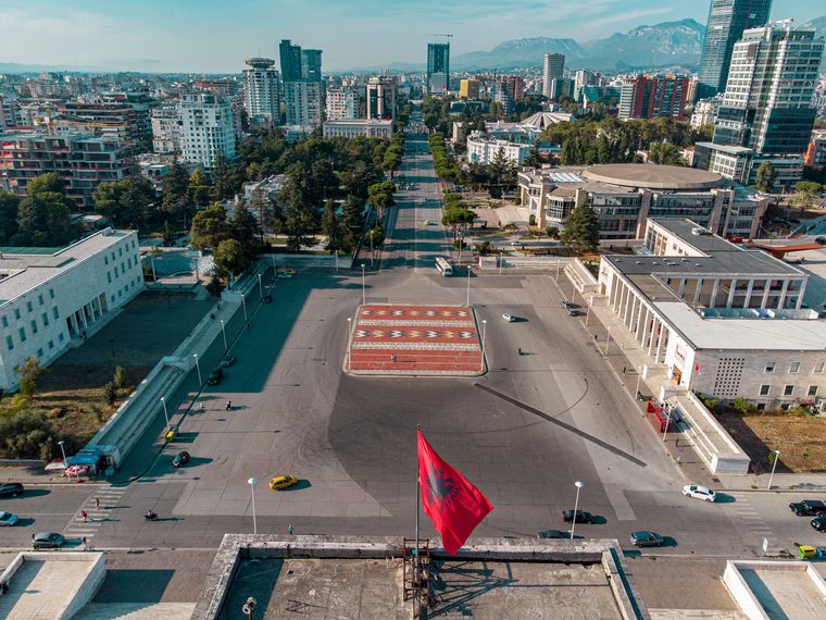 La place Skanderbeg au crépuscule avec la mosquée Et'hem Bey