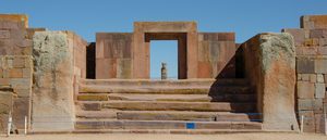 La Porte du Soleil et les ruines du temple de Kalasasaya à Tiwanaku