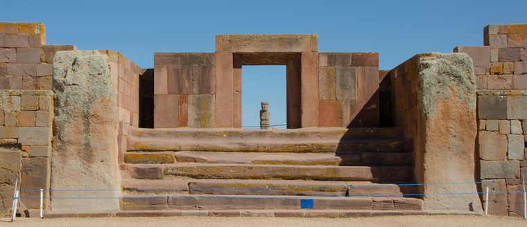 La Porte du Soleil et les ruines du temple de Kalasasaya à Tiwanaku