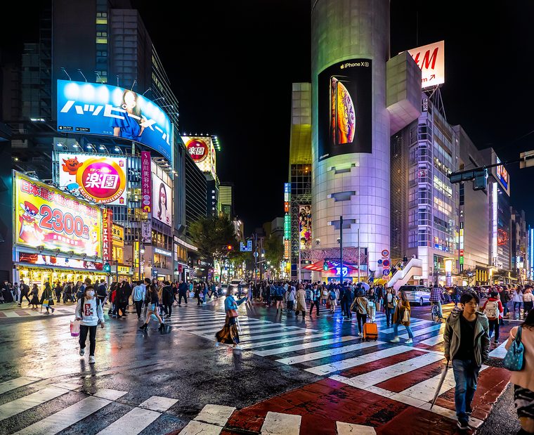 Le carrefour de Shibuya grouillant de monde sous les néons
