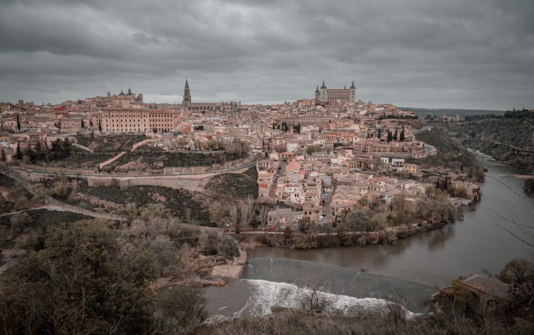 Vue panoramique sur Tolède et l'Alcázar depuis le Mirador del Valle