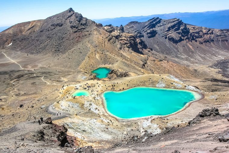 Vue plongeante sur les lacs Émeraude depuis le sommet du Red Crater