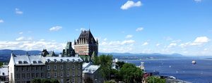 Le Château Frontenac surplombant le fleuve Saint-Laurent à Québec