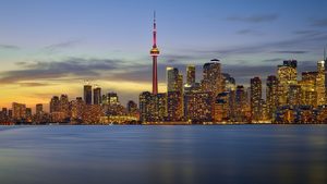La skyline de Toronto avec la tour CN vue depuis les îles au coucher du soleil