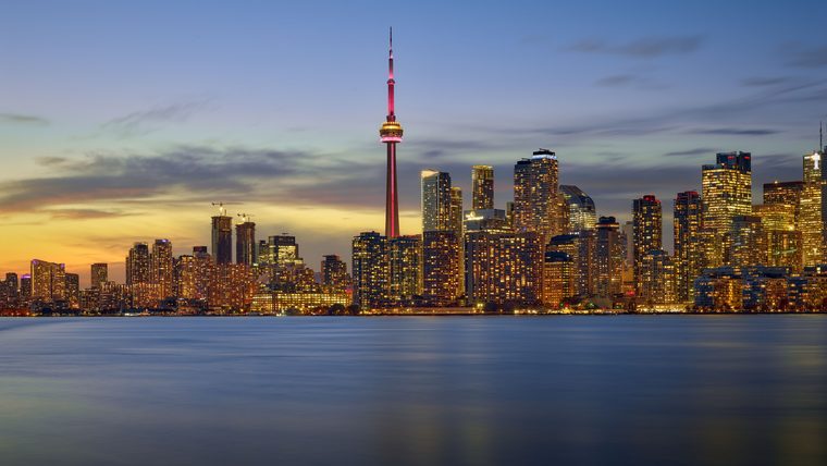 La skyline de Toronto avec la tour CN vue depuis les îles au coucher du soleil