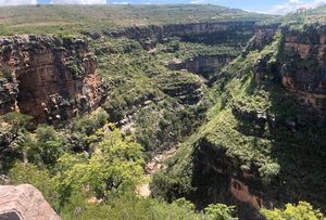 Traces de dinosaures et paysages du canyon de Torotoro