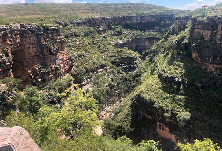 Traces de dinosaures et paysages du canyon de Torotoro