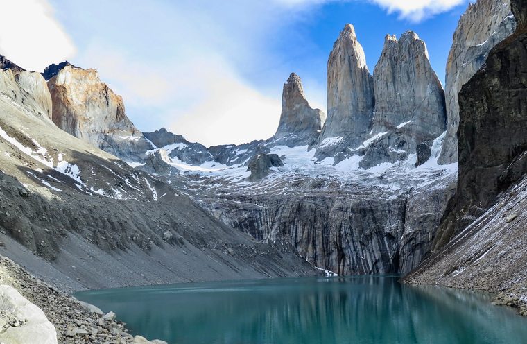 Les trois tours de granit du parc Torres del Paine surplombant un lac glaciaire