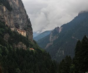 Le monastère de Sumela accroché à la falaise dans la brume