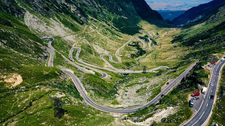Les lacets de la route du Transfăgărășan vus d'en haut