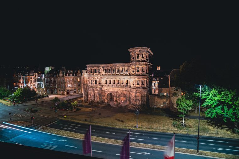 La Porta Nigra imposante à l'entrée de la vieille ville de Trèves