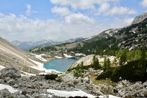 Le lac de Bohinj entouré par les montagnes du parc national de Triglav