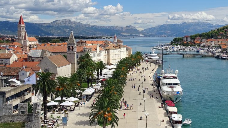 Vue aérienne de la vieille ville de Trogir et de sa promenade maritime