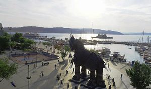 Le cheval de Troie en bois sur le front de mer de Çanakkale