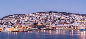 Vue panoramique sur Tromsø et la cathédrale arctique depuis le mont Storsteinen