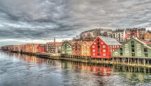 Les maisons en bois colorées sur pilotis le long de la rivière Nidelva