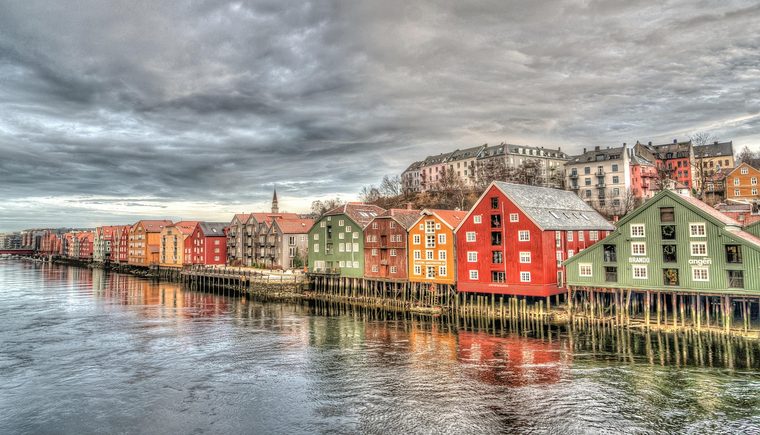 Les maisons en bois colorées sur pilotis le long de la rivière Nidelva