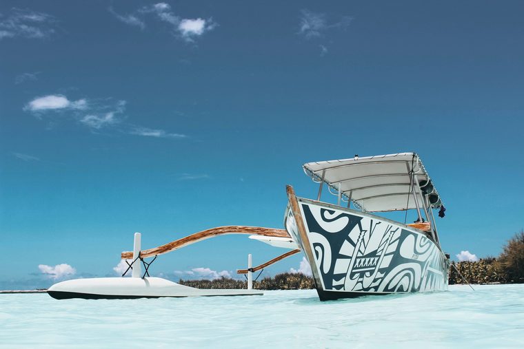 Le lagon turquoise de Tubuai et le mont Taita'a en arrière-plan