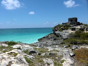 Les ruines mayas de Tulum surplombant la mer des Caraïbes