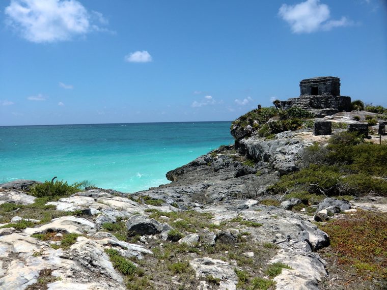 Les ruines mayas de Tulum surplombant la mer des Caraïbes