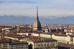 La Mole Antonelliana dominant les toits de Turin avec les Alpes en toile de fond