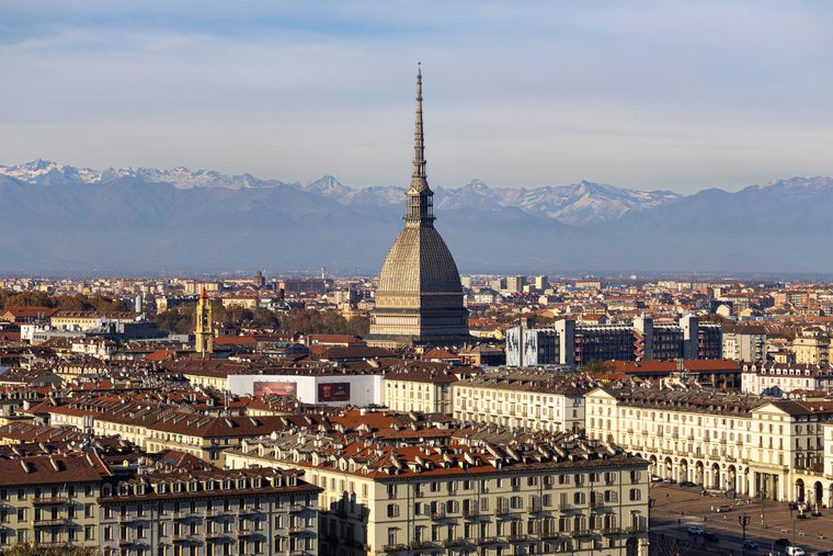 La Mole Antonelliana dominant les toits de Turin avec les Alpes en toile de fond