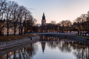 Les rives de la rivière Aura et les bateaux amarrés à Turku