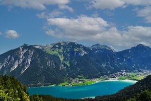 Vue sur un lac alpin entouré de montagnes au Tyrol