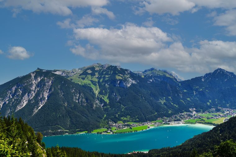 Vue sur un lac alpin entouré de montagnes au Tyrol