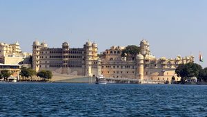 Le City Palace au bord du lac Pichola à Udaipur