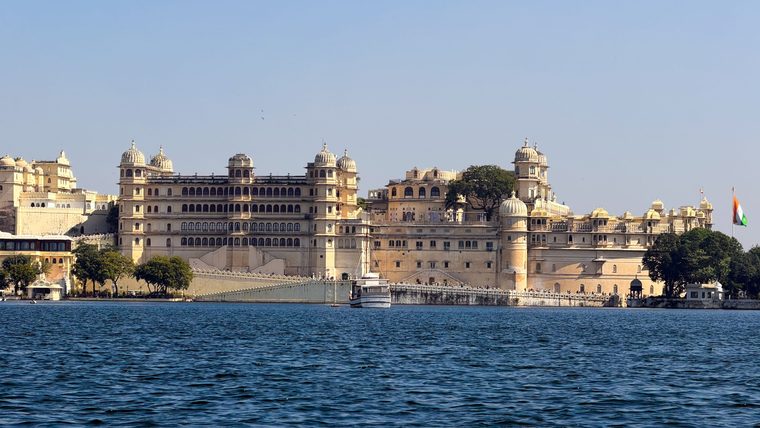 Le City Palace au bord du lac Pichola à Udaipur