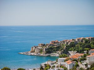 La vieille ville d'Ulcinj perchée sur sa falaise face à la mer Adriatique