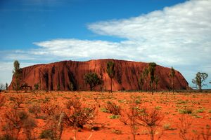 Le monolithe d'Uluru au lever du soleil avec ses teintes rouges