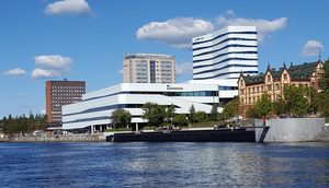 Les rives de la rivière Umeälven et le centre culturel Väven à Umeå