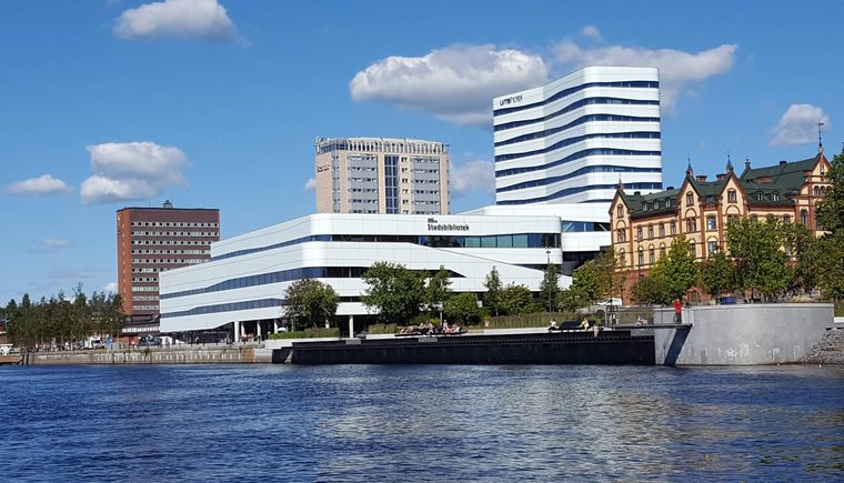 Les rives de la rivière Umeälven et le centre culturel Väven à Umeå