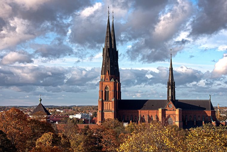 La cathédrale d'Uppsala dominant les toits de la ville et la rivière Fyrisån