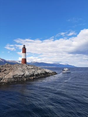 Le phare des Éclaireurs dans le canal Beagle avec les montagnes enneigées en arrière-plan