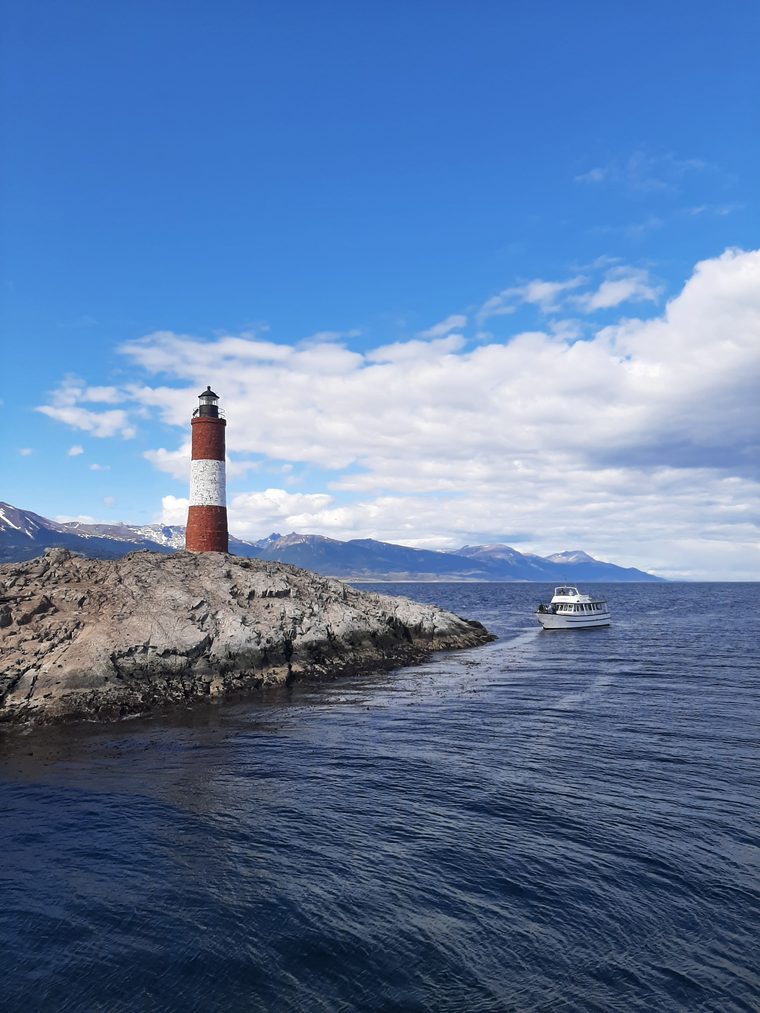 Le phare des Éclaireurs dans le canal Beagle avec les montagnes enneigées en arrière-plan
