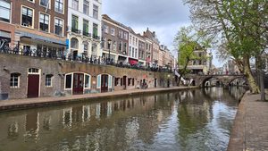Le canal Oudegracht et ses terrasses au bord de l'eau à Utrecht