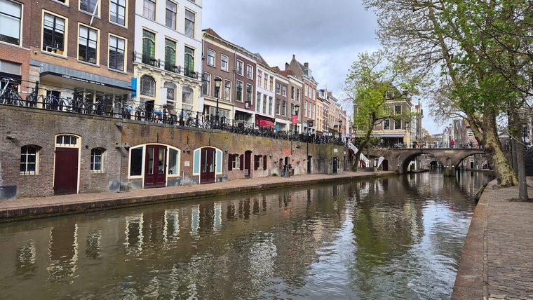 Le canal Oudegracht et ses terrasses au bord de l'eau à Utrecht