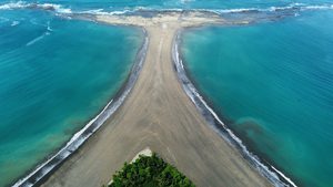 Le banc de sable en forme de queue de baleine du parc Marino Ballena à marée basse