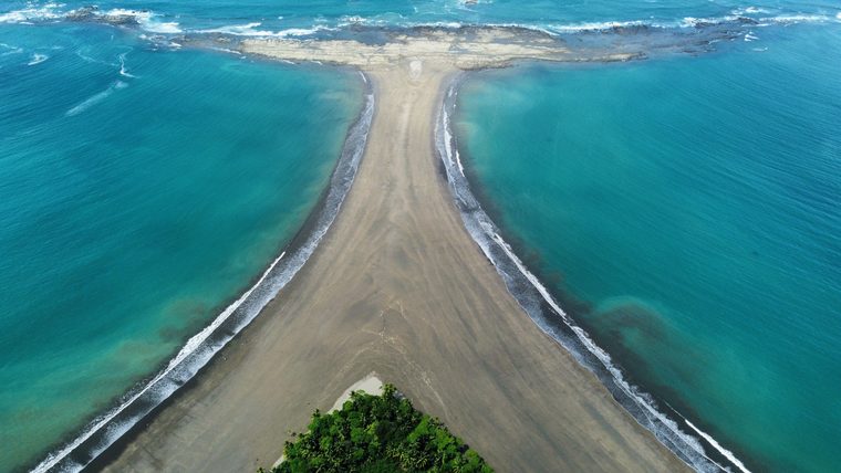 Le banc de sable en forme de queue de baleine du parc Marino Ballena à marée basse