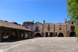 La place aux Herbes et ses arcades à Uzès