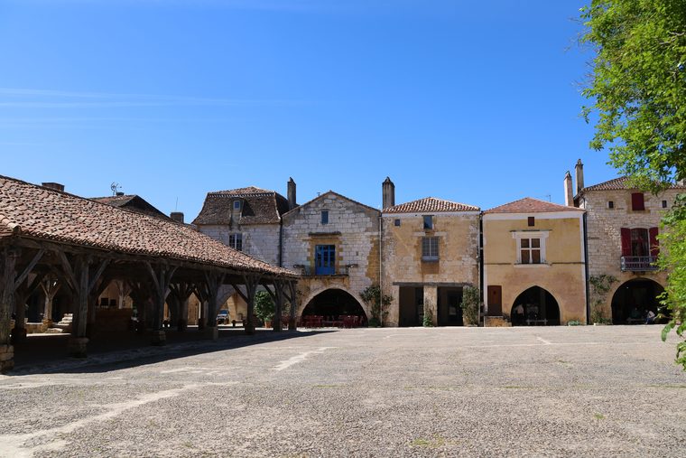 La place aux Herbes et ses arcades à Uzès